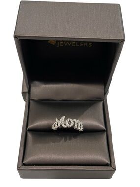 Kevin Jewelers Sterling Silver Round Diamond (1/4 ct) Prong Set “Mom” Ring NIB